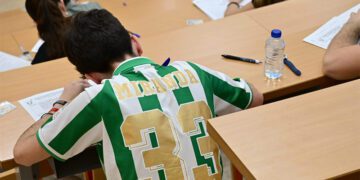 Concentrado en el examen / FOTO: Eulogio García