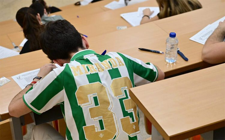 Concentrado en el examen / FOTO: Eulogio García