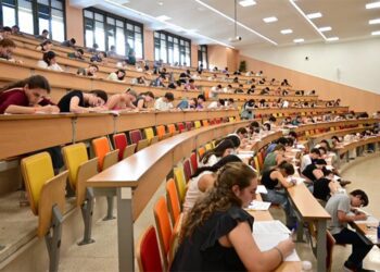 En pleno examen en la Facultad de Medicina / FOTO: Eulogio García