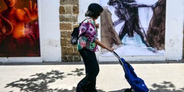 La exposición también se ha colgado en la fachada de la plaza / FOTO: Eulogio García