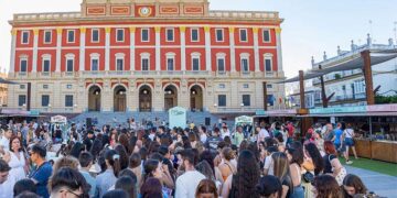 La fachada del Consistorio como telón de fondo de la Feria del Libro / FOTO: Ayto.