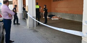 El concejal de Seguridad Ciudadana observa el operativo policial por la persona fallecida / FOTO: Eulogio García