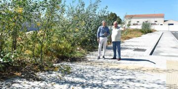 El portavoz andalucista supervisa los urbanizados suelos de Janer / FOTO: AxSí
