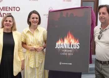 Presentando el cartel anunciador de la festividad / FOTO: Ayto.