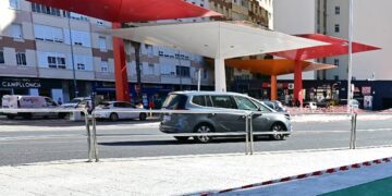 Vecinos insisten en que la gasolinera en plena barriada es un peligro / FOTO: Eulogio García