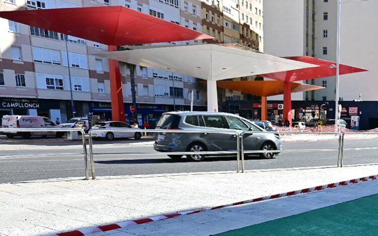 Vecinos insisten en que la gasolinera en plena barriada es un peligro / FOTO: Eulogio García