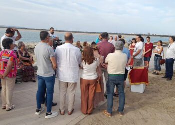 Reunidos en torno al monolito levantado en el simbólico parque / FOTO: Plataforma Vecinal Río San Pedro