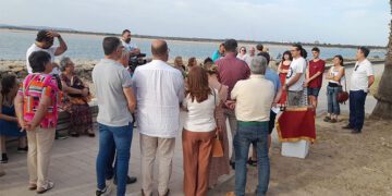 Reunidos en torno al monolito levantado en el simbólico parque / FOTO: Plataforma Vecinal Río San Pedro