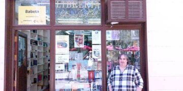 Porras, junto al escaparate de la librería / FOTO: cedida