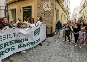 Turistas se encuentran con la cabecera de la marcha / FOTO: Ereagafoto