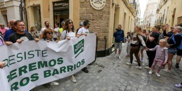 Turistas se encuentran con la cabecera de la marcha / FOTO: Ereagafoto