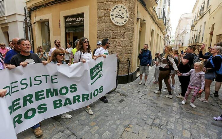 Turistas se encuentran con la cabecera de la marcha / FOTO: Ereagafoto