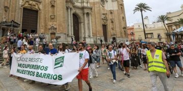 La protesta pasando por delante de la Catedral de Cádiz / FOTO: Ereagafoto