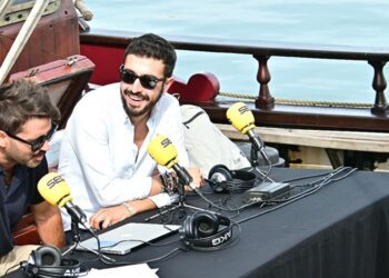 Manu Sola (de blanco) en un directo durante la Regata 2023 / FOTO: Eulogio García