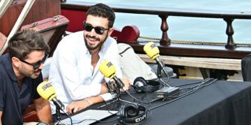 Manu Sola (de blanco) en un directo durante la Regata 2023 / FOTO: Eulogio García