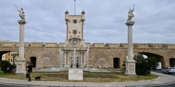 Las emblemáticas Puertas de Tierra se teñirán de azul / FOTO: Eulogio García
