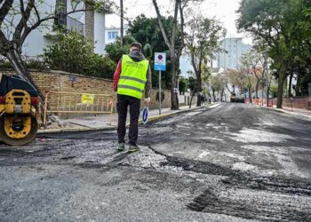 Reasfaltado de la calle Acacias hace unos meses / FOTO: Eulogio García