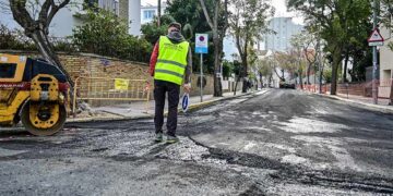 Reasfaltado de la calle Acacias hace unos meses / FOTO: Eulogio García