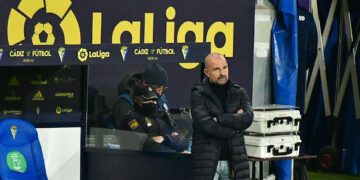 Paco López en el banquillo del Nuevo Mirandilla, al frente del Levante / FOTO: Eulogio García