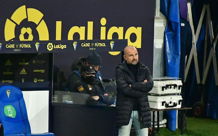 Paco López en el banquillo del Nuevo Mirandilla, al frente del Levante / FOTO: Eulogio García