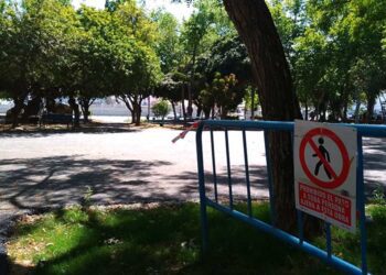 El parque ya sin patos, el estanque es hoy una torta de alquitrán / FOTO: DBC