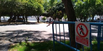 El parque ya sin patos, el estanque es hoy una torta de alquitrán / FOTO: DBC