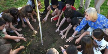 En la plantación del primer ejemplar de ‘alcanforero’ en el Parque El Retiro de Jerez / FOTO: Ayto.