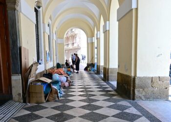 La acampada continúa en los soportales del Ayuntamiento / FOTO: Eulogio García