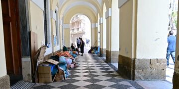 La acampada continúa en los soportales del Ayuntamiento / FOTO: Eulogio García