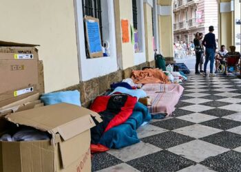 Acampada de personas sintecho en los bajos del Ayuntamiento / FOTO: Eulogio García