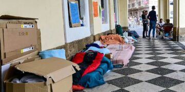 Acampada de personas sintecho en los bajos del Ayuntamiento / FOTO: Eulogio García