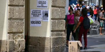 Carteles reivindicativos en la acampada del Ayuntamiento / FOTO: Eulogio García