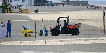 Servicios operativos en una mañana de playa en la Victoria / FOTO: Eulogio García