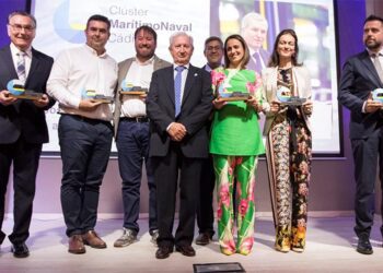 Posado con los premiados / FOTO: Clúster