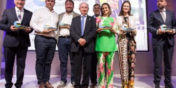 Posado con los premiados / FOTO: Clúster