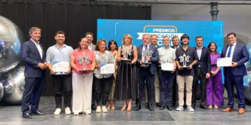 Posado con los premiados / FOTO: UCA
