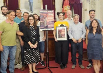 Posado con el cartel ganador / FOTO: Ayto.