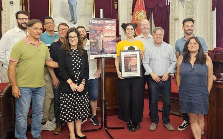 Posado con el cartel ganador / FOTO: Ayto.