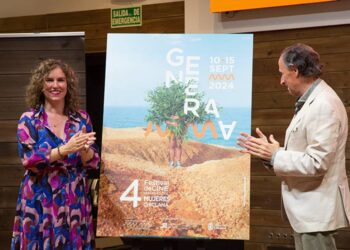 Junto al cartel de la cuarta edición / FOTO: Generamma