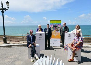 Presentando el cartel con el océano Atlántico de fondo / FOTO: Eulogio García