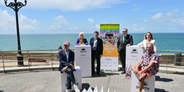 Presentando el cartel con el océano Atlántico de fondo / FOTO: Eulogio García