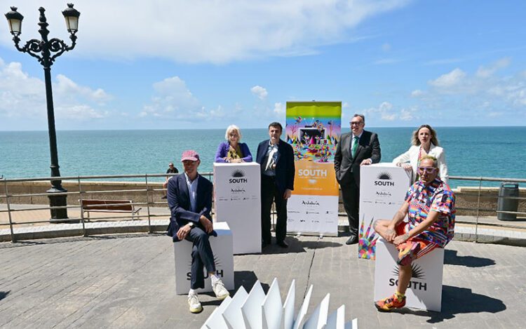 Presentando el cartel con el océano Atlántico de fondo / FOTO: Eulogio García