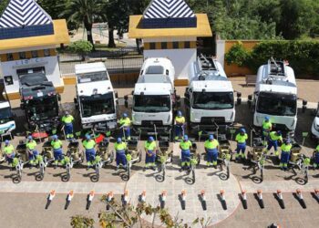 Posado con parte de la nueva maquinaria / FOTO: Ayto.