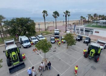 Presentando la nueva maquinaria de limpieza con La Barrosa de fondo / FOTO: Ayto.