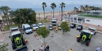 Presentando la nueva maquinaria de limpieza con La Barrosa de fondo / FOTO: Ayto.