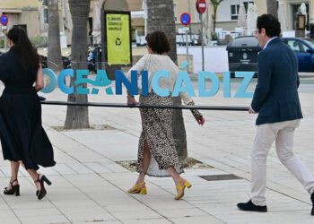 Trasladando el atrezo del acto / FOTO: Eulogio García