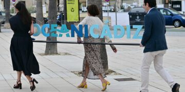 Trasladando el atrezo del acto / FOTO: Eulogio García