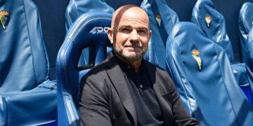 López posa en el banquillo tras la presentación / FOTO: Eulogio García