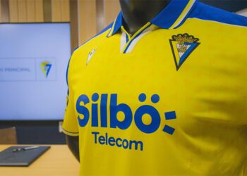 La nueva camiseta con el nuevo sponsor / FOTO: Cádiz CF