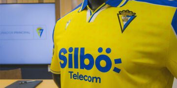 La nueva camiseta con el nuevo sponsor / FOTO: Cádiz CF